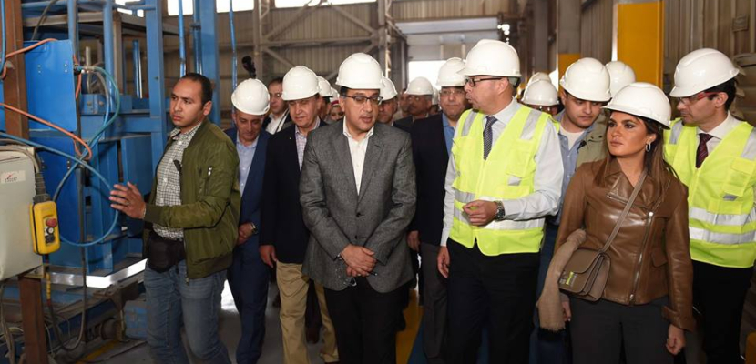 بالصور.. رئيس الوزراء يتفقد عددا من المشروعات والمصانع بالمنطقة الإقتصادية لقناة السويس