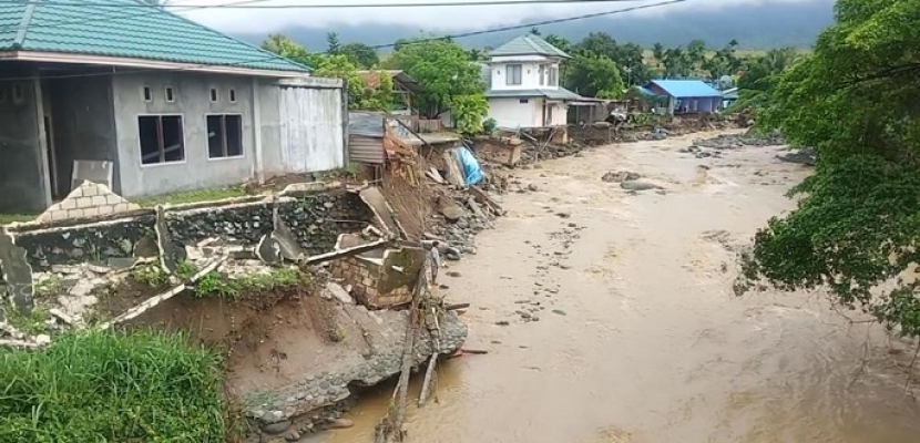 ضحايا ومفقودون بعد انزلاق تربة وفيضانات فى إندونيسيا