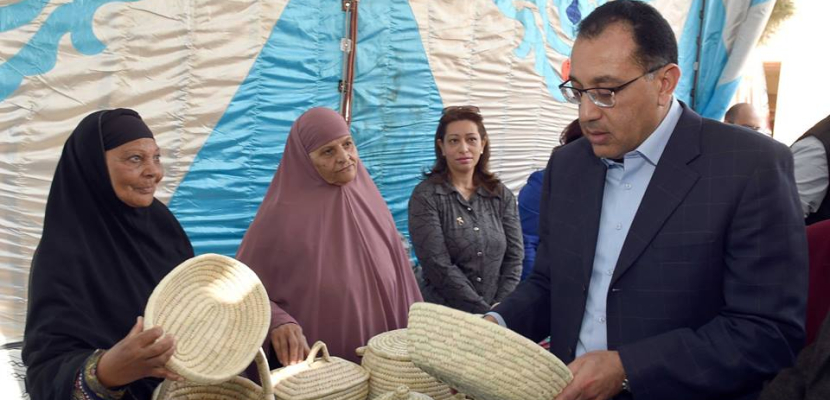 رئيس الوزراء يستهل جولته بمحافظة الفيوم بتفقد معرض القرى المنتجة