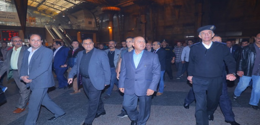 بالصور.. وزير النقل يتفقد محطة مصر لمتابعة حركة القطارات و مستوى الخدمة