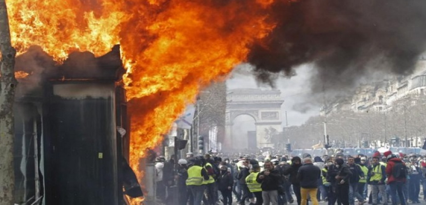 باريس تزيل آثار أعمال الشغب في الشانزليزيه بعد احتجاجات السترات الصفراء