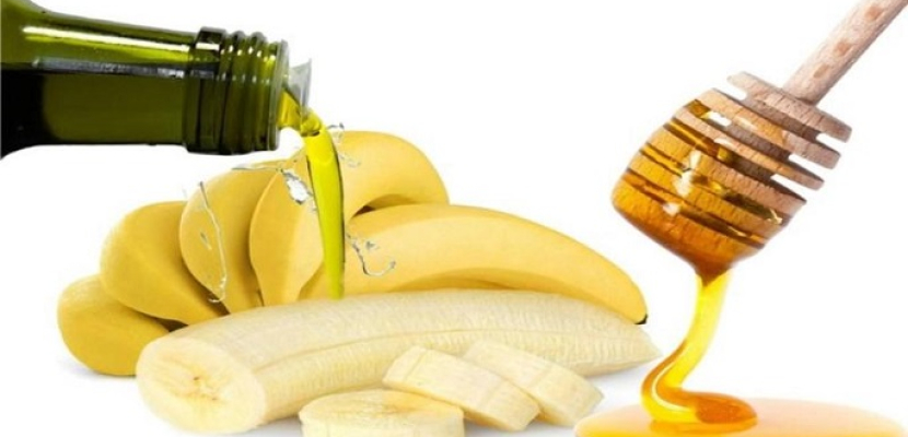 استخدمي قناع الموز والعسل للعناية بشعركِ الجاف