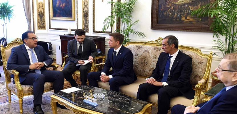بالصور .. رئيس الوزراء يلتقى وزير التنمية الرقمية والاتصالات الروسى