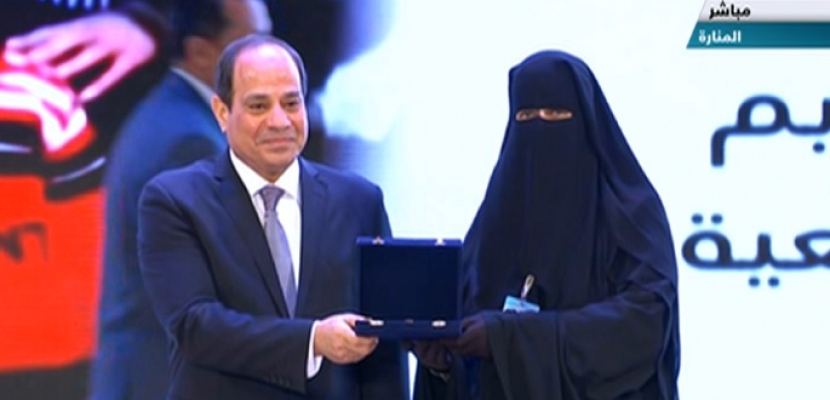الرئيس السيسي يشهد الإحتفال بيوم المرأة المصرية وتكريم الأم المثالية