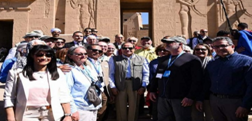 بالصور .. الرئيس السيسي يقوم بجولة في معبد فيله بأسوان بصحبة الشباب العربى والإفريقى
