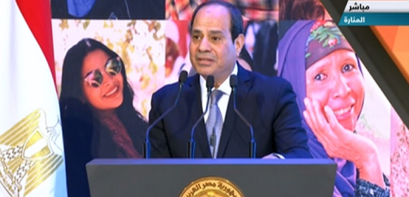 الرئيس السيسي يطالب بالوقوف تكريما واعتزازا بدور المرأة المصرية