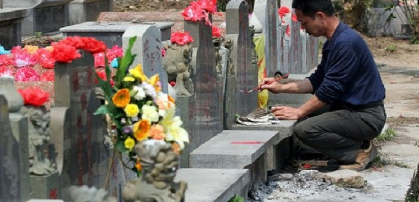 الصينيون يحتفلون بعيد “كنس القبور” بتكريم وإجلال أسلافهم