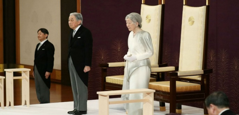 إمبراطور اليابان يعلن تنازله عن العرش