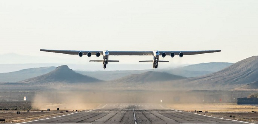 أكبر طائرة في العالم تحلق في أولى رحلاتها فوق صحراء كاليفورنيا