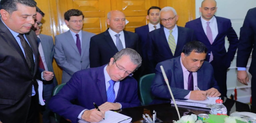 بالصور .. وزير النقل يشهد توقيع عقد شراء وتوريد 6 قطارات سكة حديد مكيفة