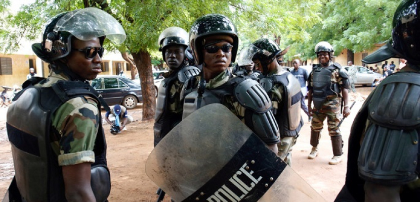 مقتل 12 جنديا في هجوم على قاعدة للجيش في مالي