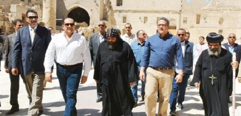 وزير الآثار يصطحب ٤٠ سفيرا لزيارة الدير الأحمر الأثري بسوهاج