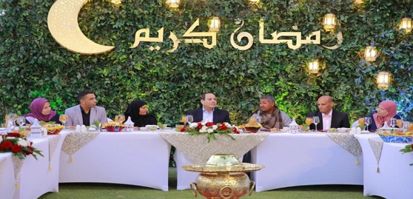 بالصور.. الرئيس السيسي يشهد إفطار رمضان مع بعض المواطنين في مقر إقامته الخاص