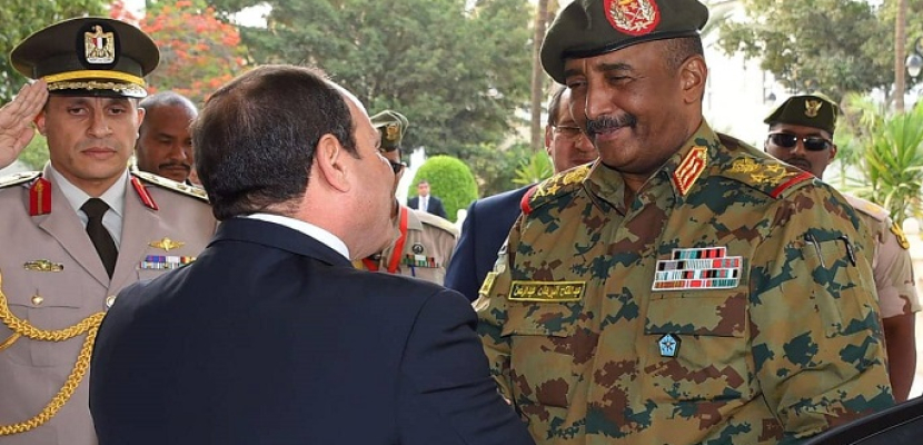 رئيس المجلس العسكري الانتقالي بالسودان يغادر القاهرة