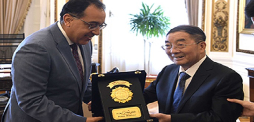 رئيس الوزراء يهدي درع تكريم للسفير الصينى بمناسبة انتهاء فترة عمله بمصر