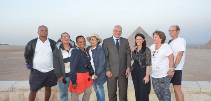 بالصور .. وزيرة السياحة تزور السائحين وتصطحب مجموعة منهم فى جولة بمنطقة الأهرامات