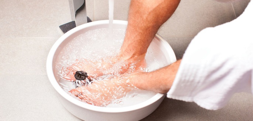 غمر الأرجل في الماء الساخن يزيد كفاءة الدورة الدموية