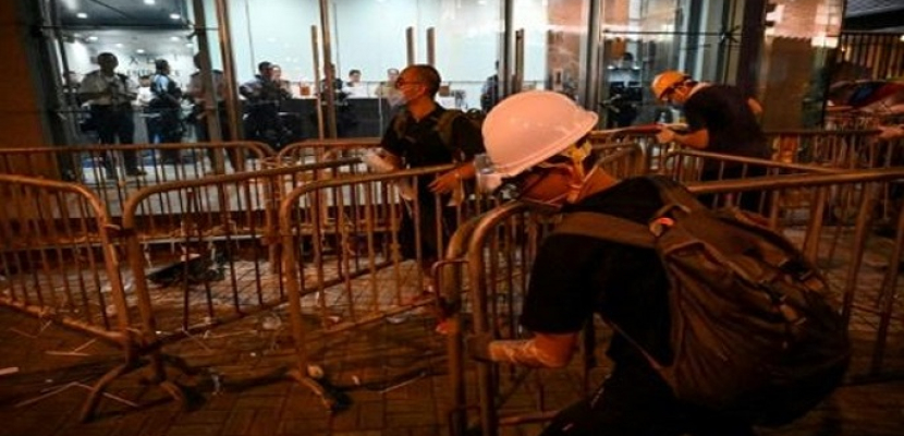الشرطة تهدد بالتحرك بعد إغلاق مقرّ قيادتها من قبل متظاهرين في هونج كونج