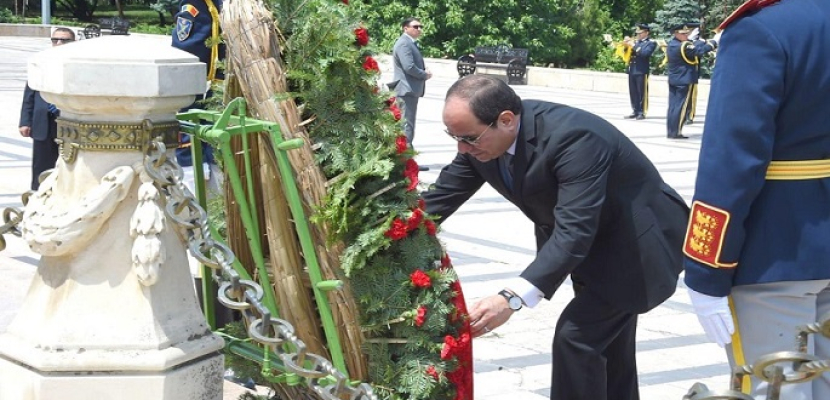 بالصور .. الرئيس السيسي يضع إكليلاً من الزهور على قبر الجندي المجهول فى بوخارست