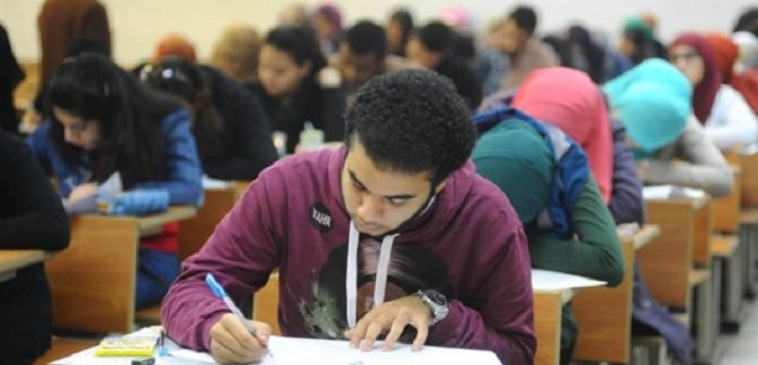 طلاب الثانوية العامة يؤدون الامتحان في مادة اللغة الأجنبية الأولى