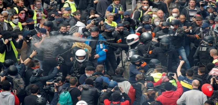 الشرطة الفرنسية تطلق الغاز المسيل للدموع لتفريق محتجين