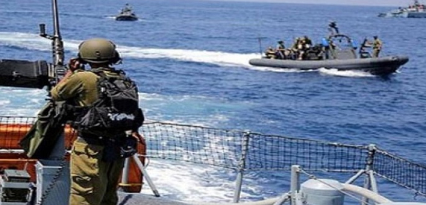 الاحتلال الإسرائيلي يستهدف مراكب الصيادين الفلسطينيين قبالة سواحل غزة
