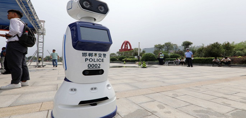 بالصور .. بدء استخدام شرطة مرور “روبوتية” في الصين