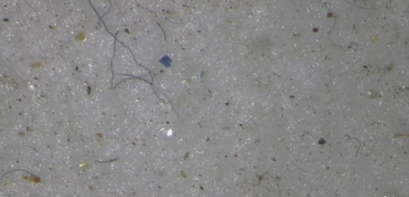 علماء يجدون جزيئات من البلاستيك في جليد القطب الشمالي