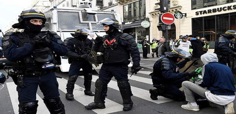 الشرطة الفرنسية تقتل رجلا بعد أن هدد أفرادها بسكين في باريس