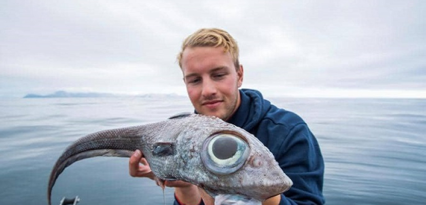 مراهق نرويجي يصطاد سمكة نادرة