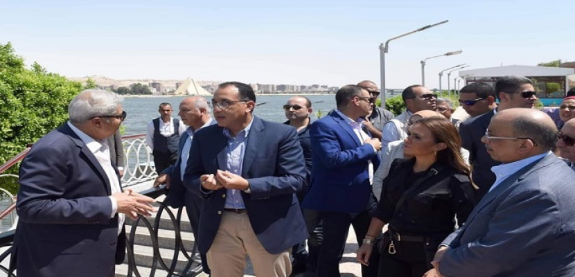 بالصور..رئيس الوزراء يتفقد مشروع تطوير كورنيش النيل بالمنيا ويطالب بسرعة الانتهاء منه كاملاً