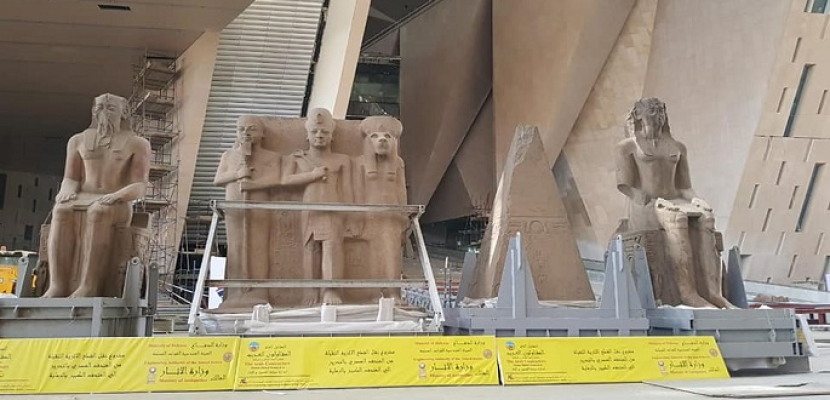 بالفيديو والصور.. وصول قطع اثرية ضخمة إلى المتحف المصري الكبير تمهيدا لعرضها بالدرج العظيم