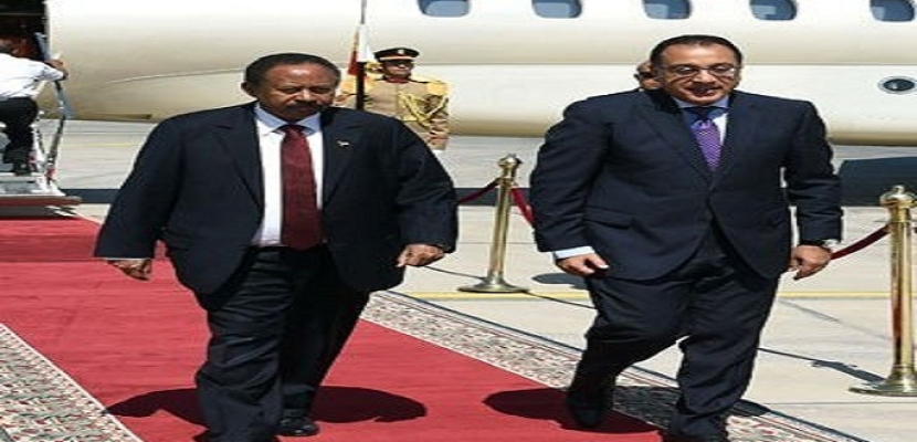رئيس وزراء السودان يصل القاهرة ومدبولى يستقبله بالمطار