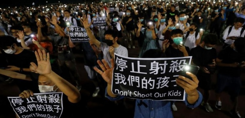 محتجو هونج كونج يتظاهرون في أنحاء المدينة والشرطة تدعو لحظر التجول