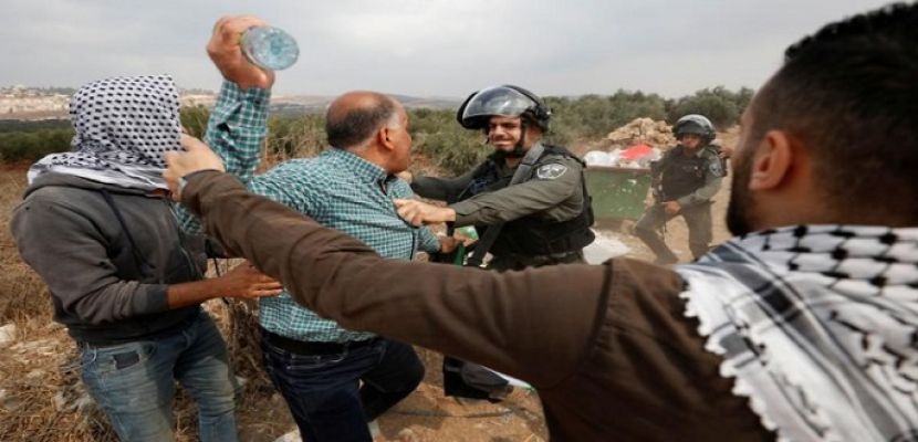 مئات الفلسطينيين يشتبكون مع القوات الإسرائيلية والمستوطنين لمنع مصادرة أراضيهم بالضفة