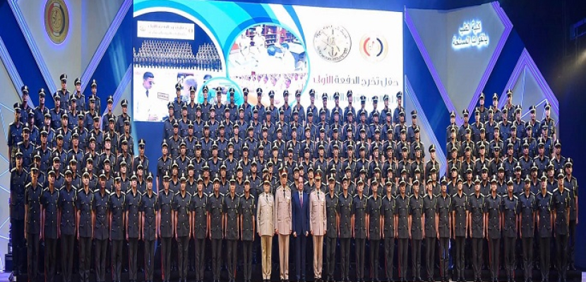 بالفيديو والصور.. الرئيس السيسي يشهد حفل تخريج الدفعة الأولى بطب القوات المسلحة