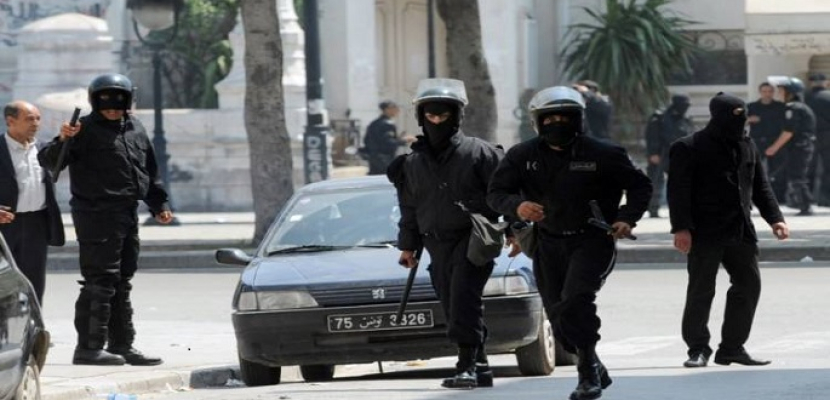 القبض على 10 أشخاص لمحاولتهم اجتياز الحدود التونسية بطريقة غير شرعية