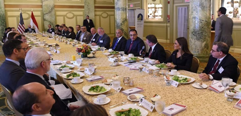 رئيس الوزراء يشارك فى غداء عمل استضافته غرفة التجارة العربية الأمريكية تحت عنوان “الفرص البازغة فى مصر”