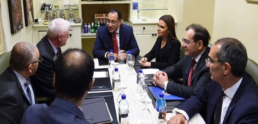 بالصور.. رئيس الوزراء يلتقي نائب رئيس شركة بوينج الأمريكية
