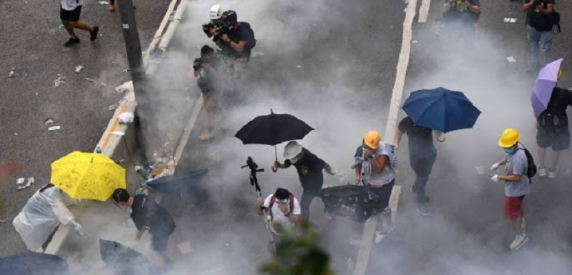 متظاهرو هونج كونج يشكلون سلسلة بشرية حول قنصلية بريطانيا