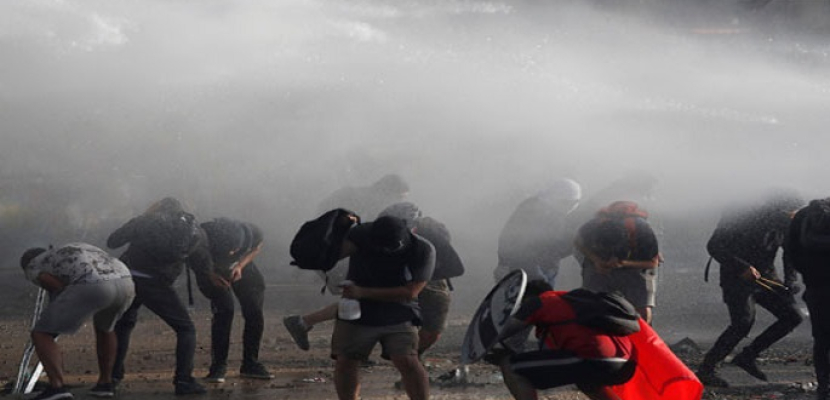 اشتباكات بين الشرطة ومتظاهرين يطالبون باستقالة الرئيس بينيرا فى تشيلى