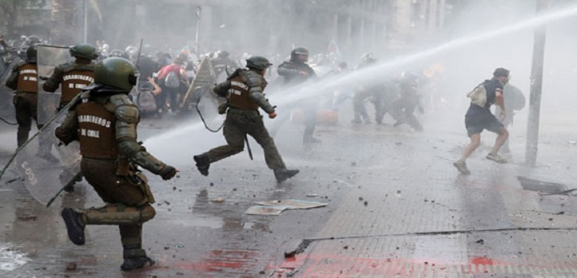 تجدد الاشتباكات بين الشرطة والمتظاهرين في العاصمة التشيلية سانتياجو