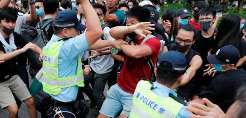 اشتباكات بين الشرطة والمتظاهرين في مراكز التسوق في هونج كونج