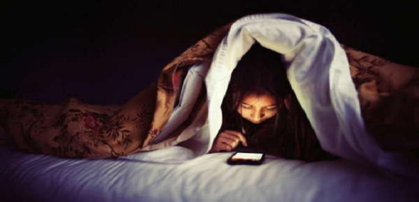 إحذري تصفح مواقع التواصل الاجتماعي قبل النوم