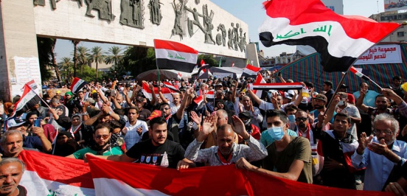 الخليج الإماراتية: تصدع الأسطورة الطائفية في العراق ولبنان