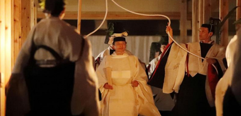 إمبراطور اليابان يقضي الليل مع إلهة الشمس في آخر مراسم التتويج