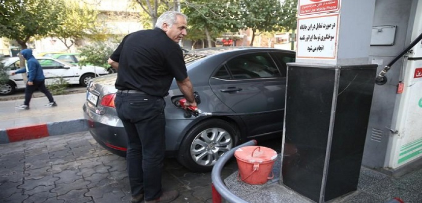 إيران تبدأ تقنين توزيع البنزين وزيادة أسعاره