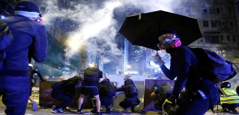شرطة هونج كونج تطلق الغاز المسيل للدموع في حرم جامعة وسط اضطرابات