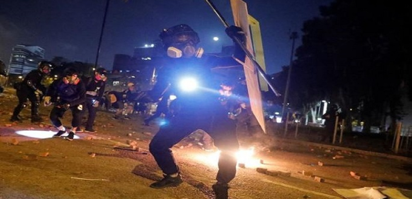 شرطة هونج كونج تطلق الغاز المسيل للدموع قرب حرم إحدى الجامعات