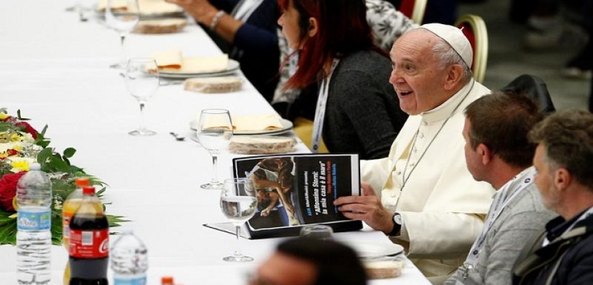 البابا فرنسيس يستضيف 1500 من الفقراء والمشردين على مأدبة غداء